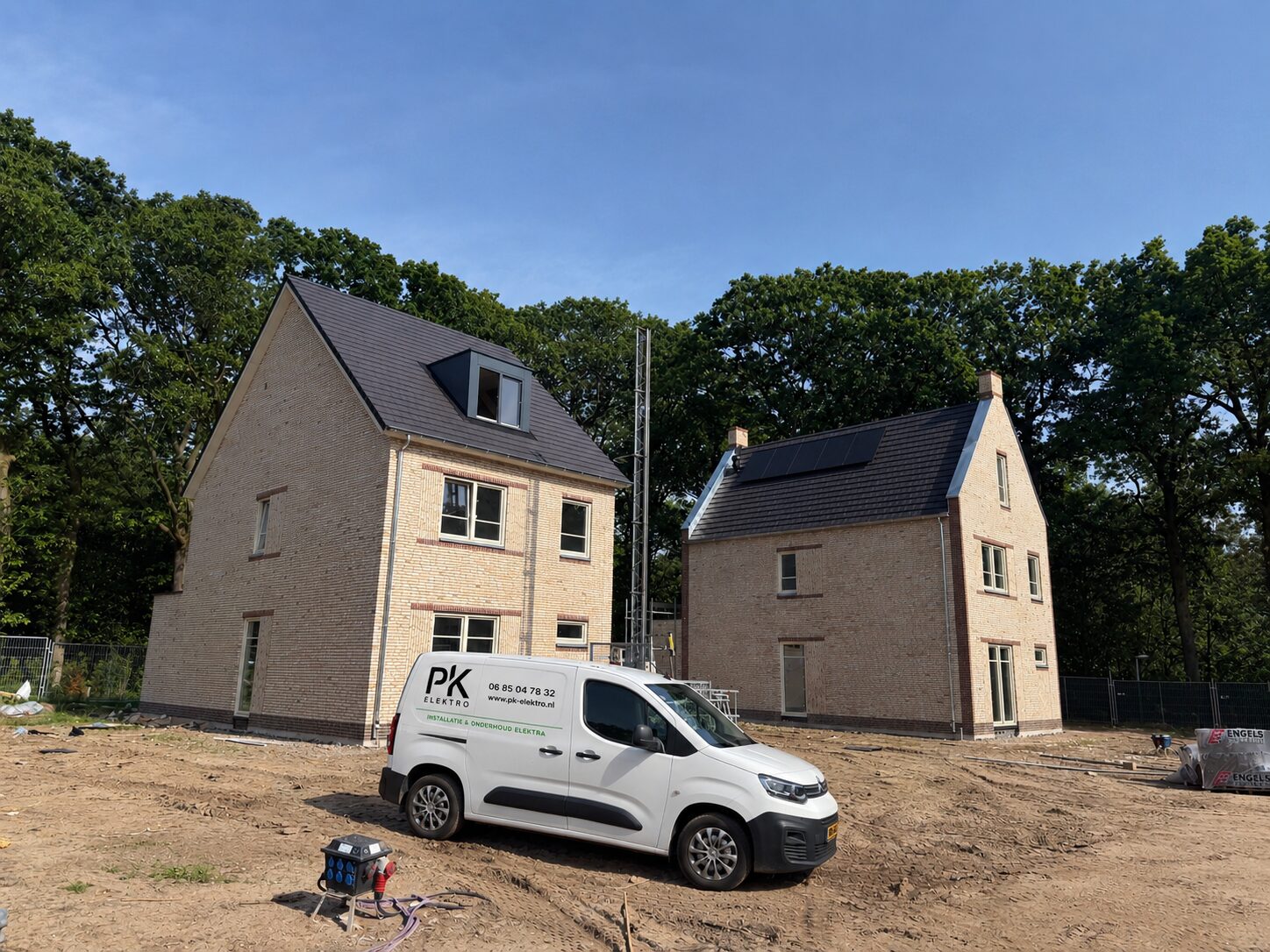 Bedrijfsbus van PK Elektro bij nieuwbouwwoningen